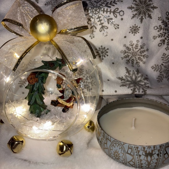 Festive Santa Snow Globe lights up candle one of a kind - Picture 5 of 10